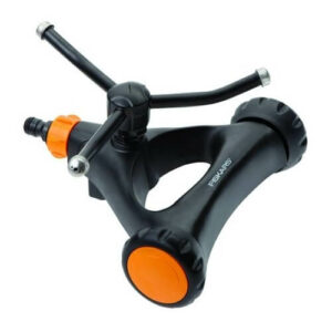 Fiskars hvirvlende sprinkler i metal med hjul (1)